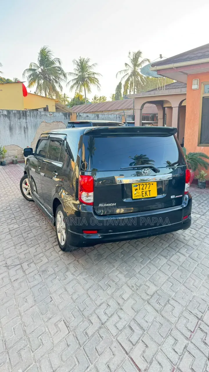 Toyota Corolla Rumion 2009 Black