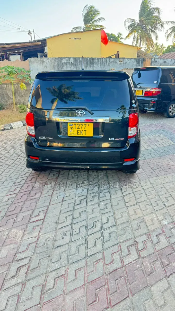 Toyota Corolla Rumion 2009 Black