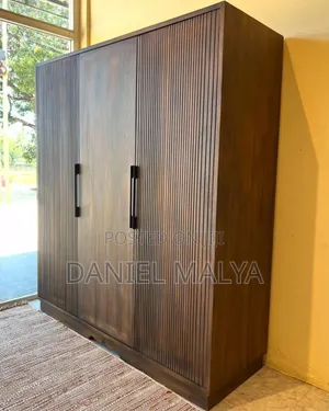 Kabati La Nguo Milango Mitatu King Size Comforter