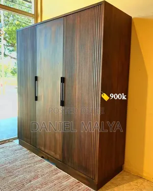 Kabati La Nguo Milango Mitatu King Size Comforter