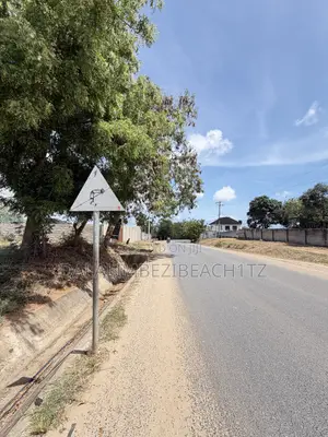 Kiwanja Kinauzwa Salasala Ushuani