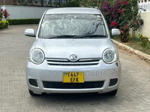 Toyota Sienta 2004 Silver