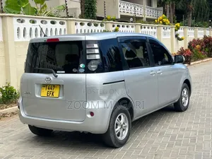 Toyota Sienta 2004 Silver