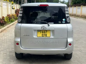 Toyota Sienta 2004 Silver