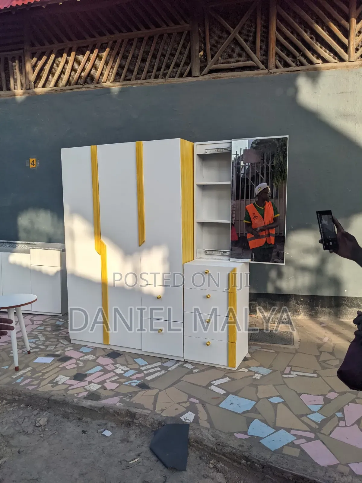 Kabati Zuri La Nguo Pc2