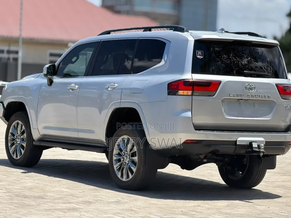 Toyota Land Cruiser Prado 2023 Off white