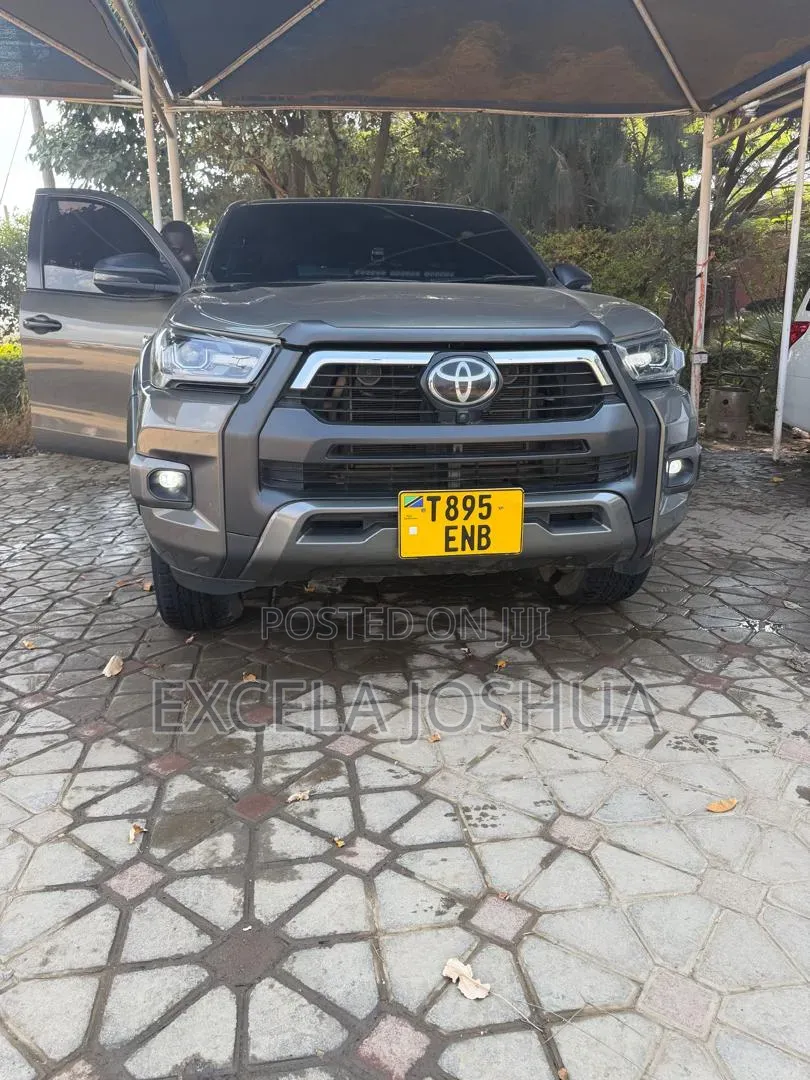 Toyota Hilux 2022 Gray