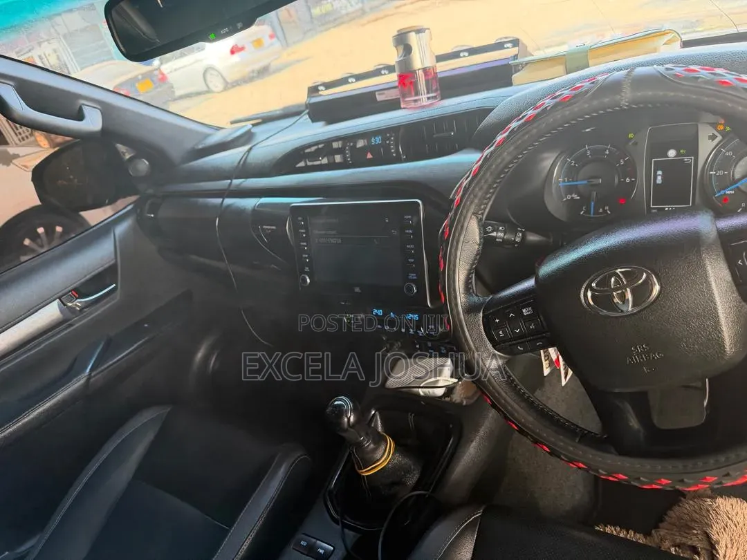 Toyota Hilux 2022 Gray
