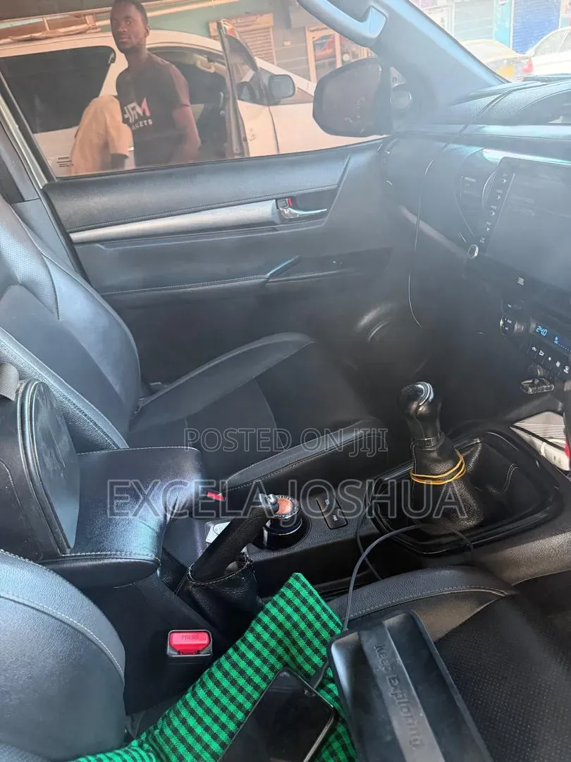 Toyota Hilux 2022 Gray