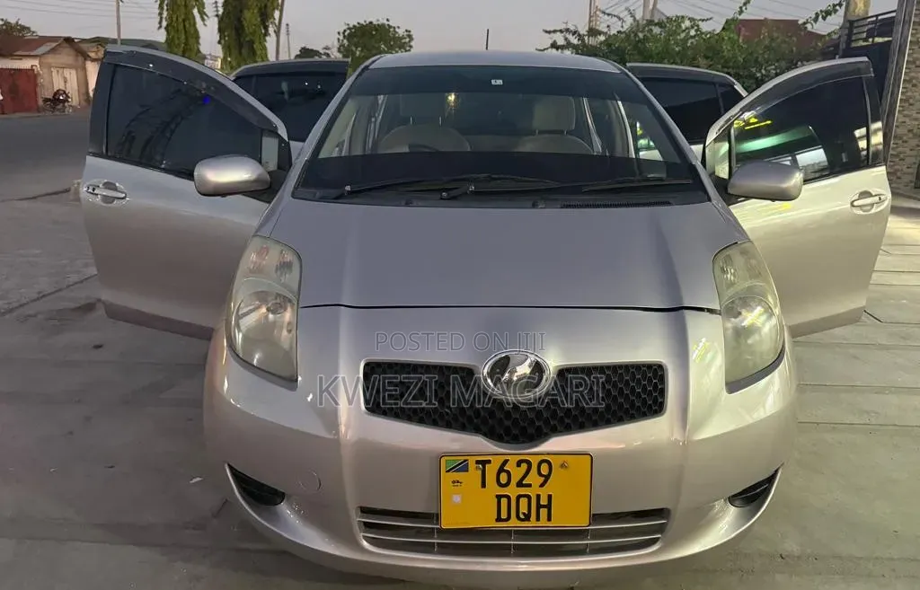 Toyota Vitz 2006 Silver
