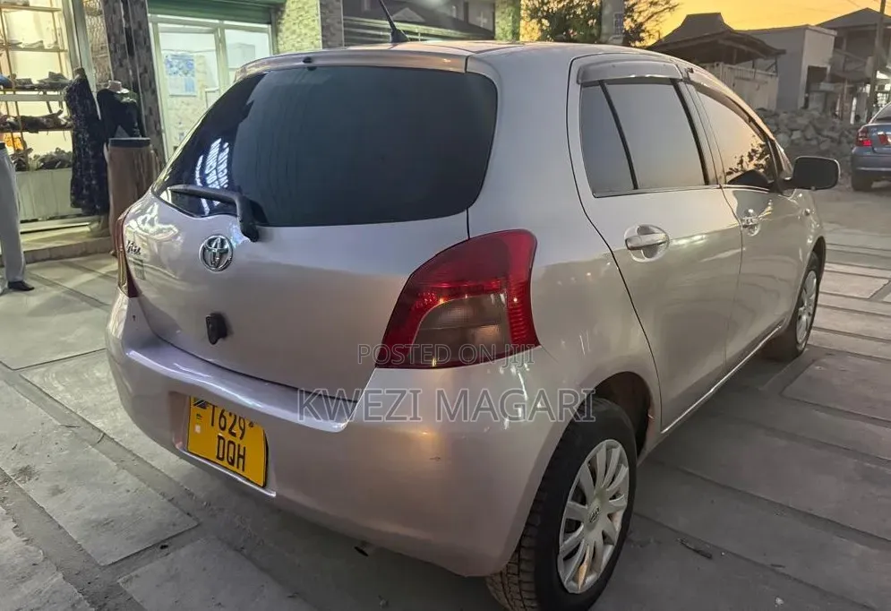 Toyota Vitz 2006 Silver