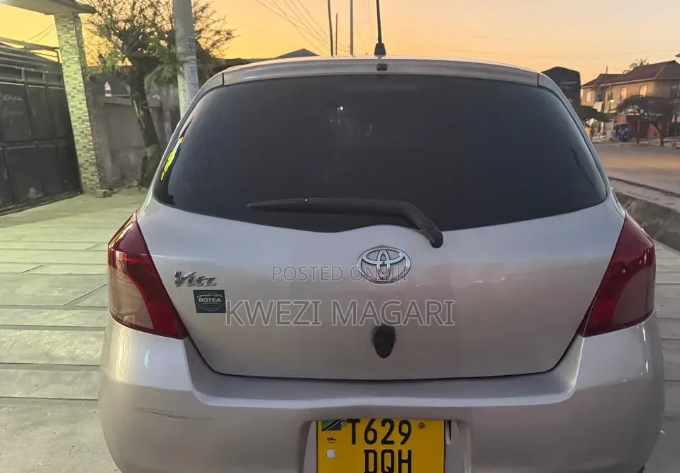 Toyota Vitz 2006 Silver