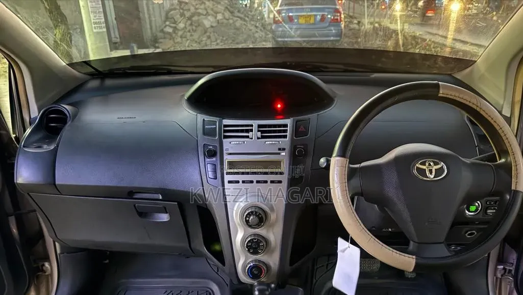 Toyota Vitz 2006 Silver