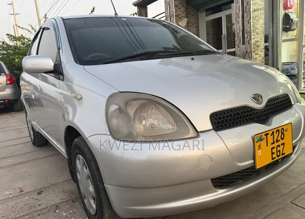 Toyota Vitz 2002 Silver