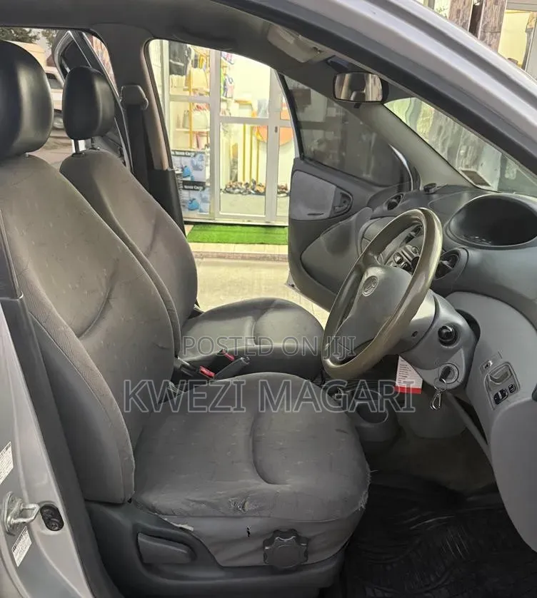 Toyota Vitz 2002 Silver