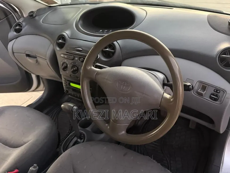 Toyota Vitz 2002 Silver