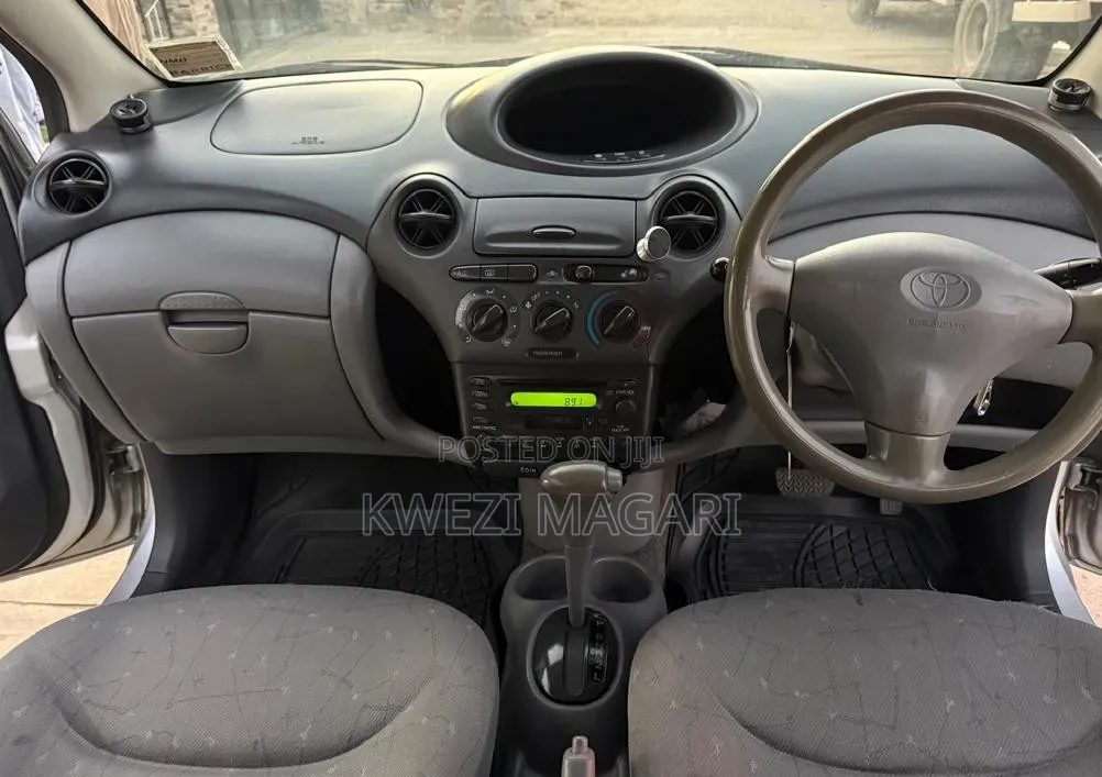 Toyota Vitz 2002 Silver
