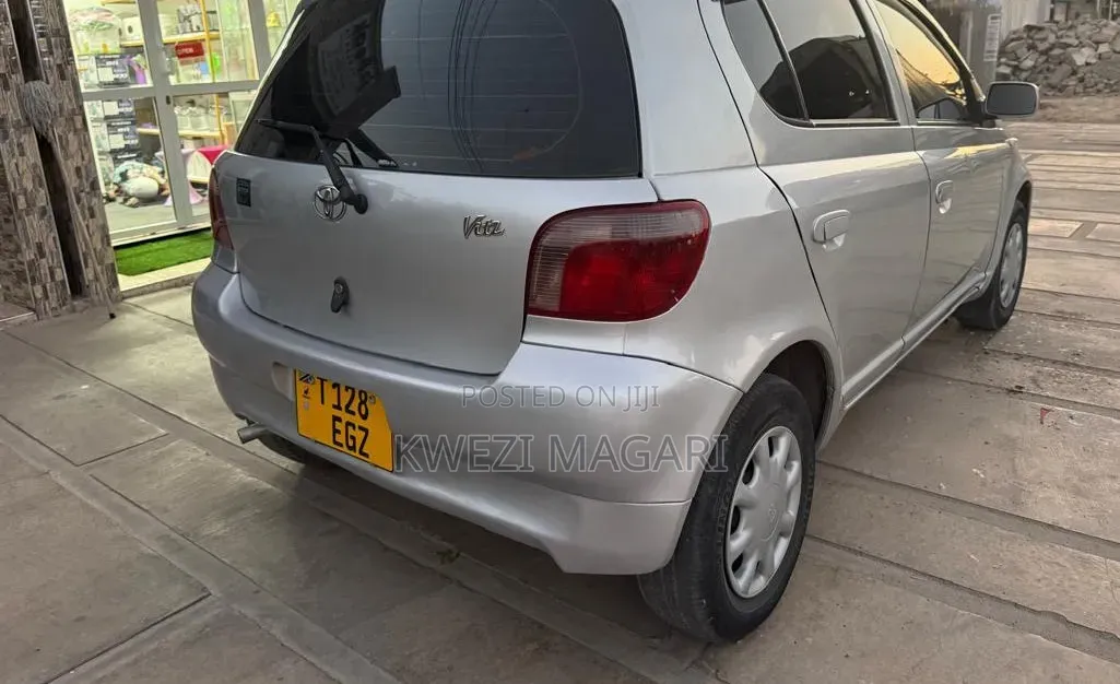 Toyota Vitz 2002 Silver