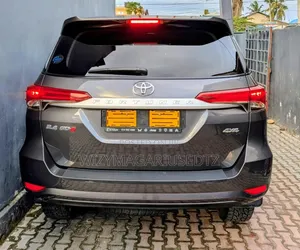Toyota Fortuner 2.4 D AWD 2022 Burgundy