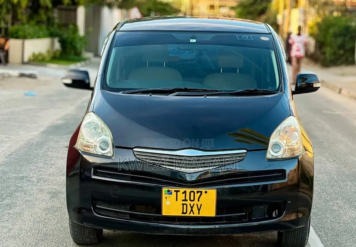 Toyota Ractis 2010 Black