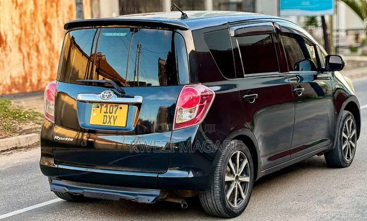Toyota Ractis 2010 Black