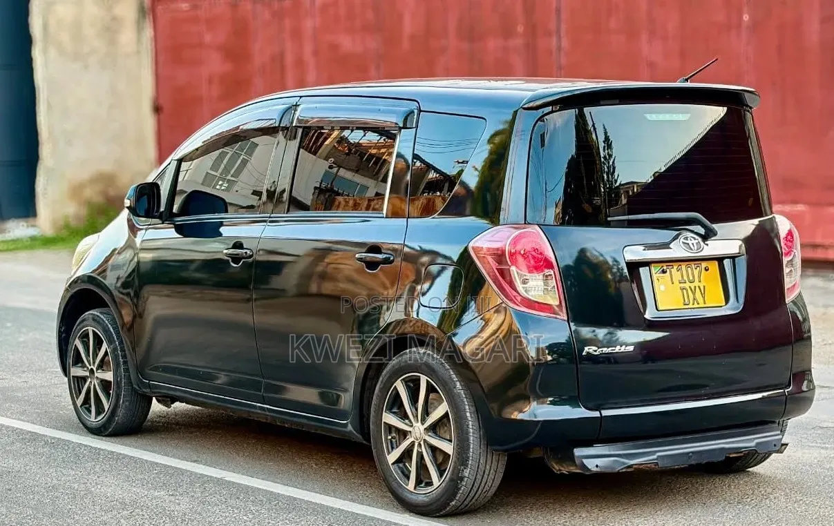 Toyota Ractis 2010 Black