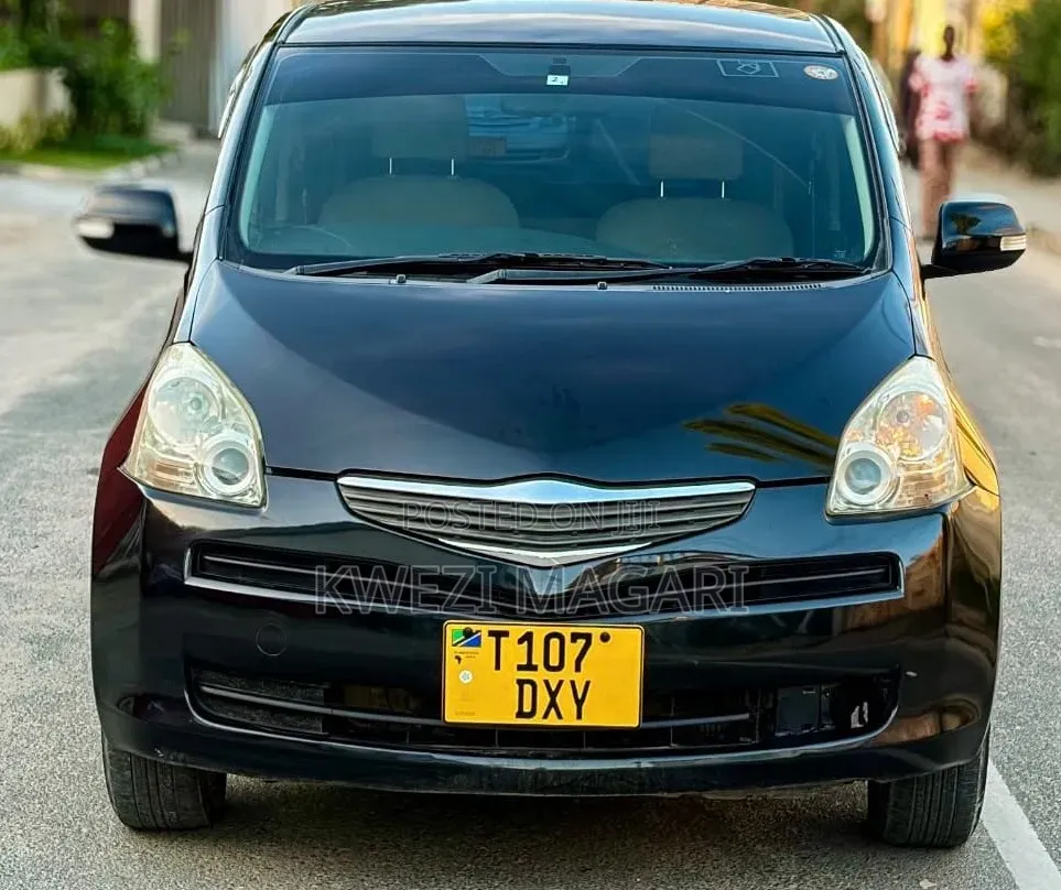 Toyota Ractis 2010 Black