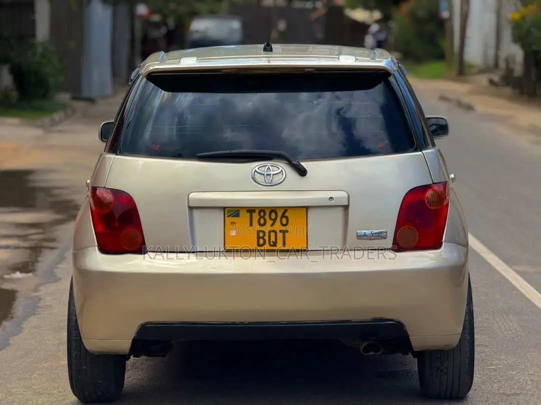 Toyota IST 2005 Gold
