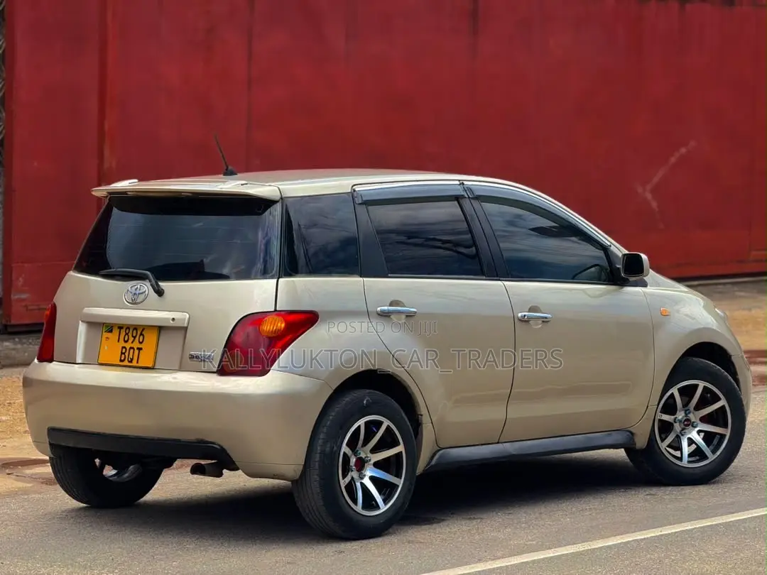Toyota IST 2005 Gold