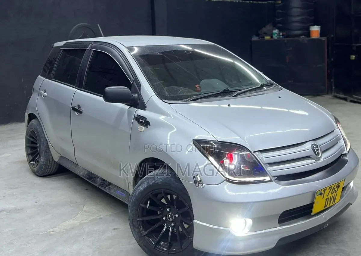 Toyota IST 2005 Silver