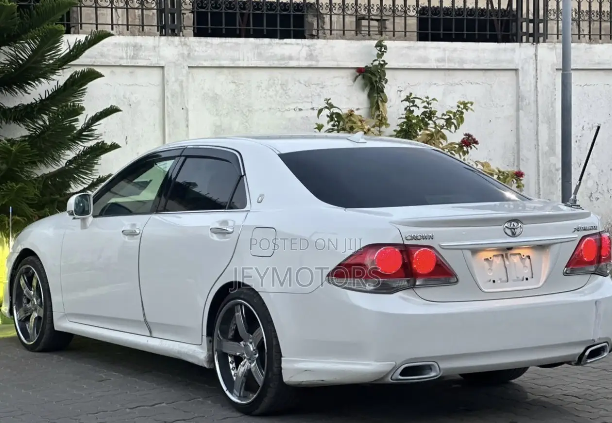Toyota Crown 2011 White