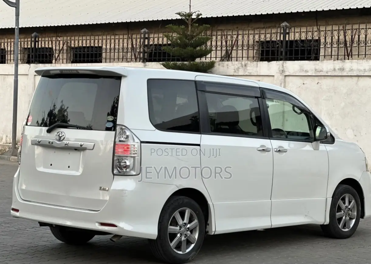 Toyota Noah 2009 White
