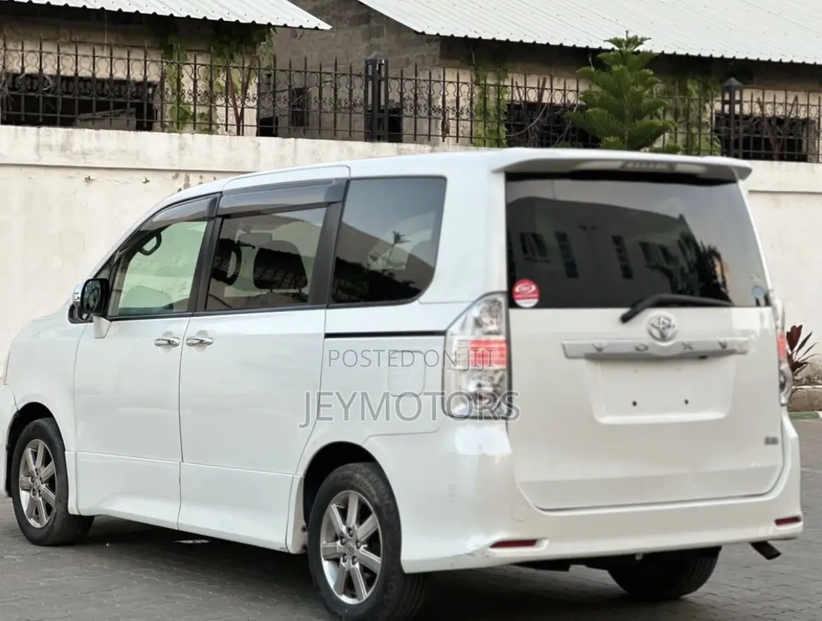 Toyota Noah 2009 White