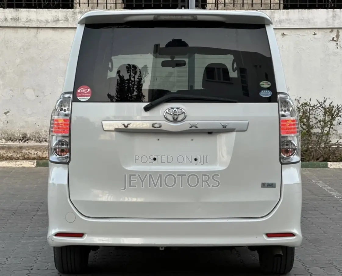 Toyota Noah 2009 White