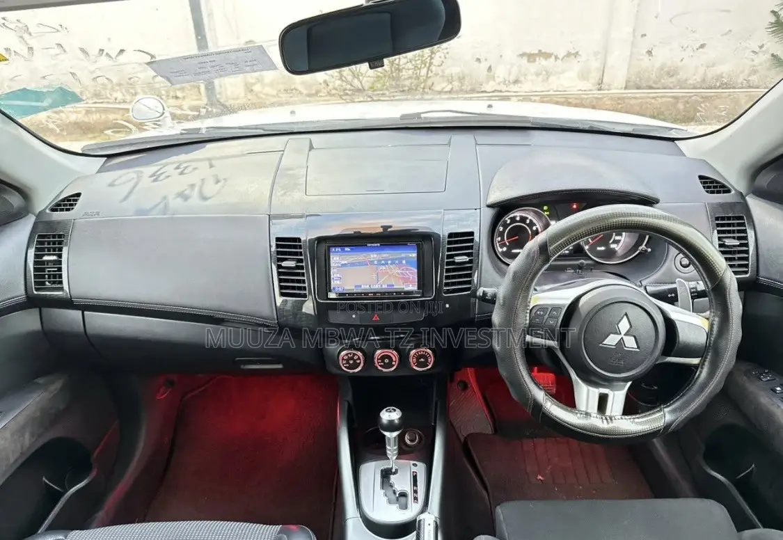 Mitsubishi Outlander 2011 White
