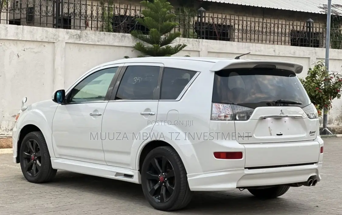 Mitsubishi Outlander 2011 White