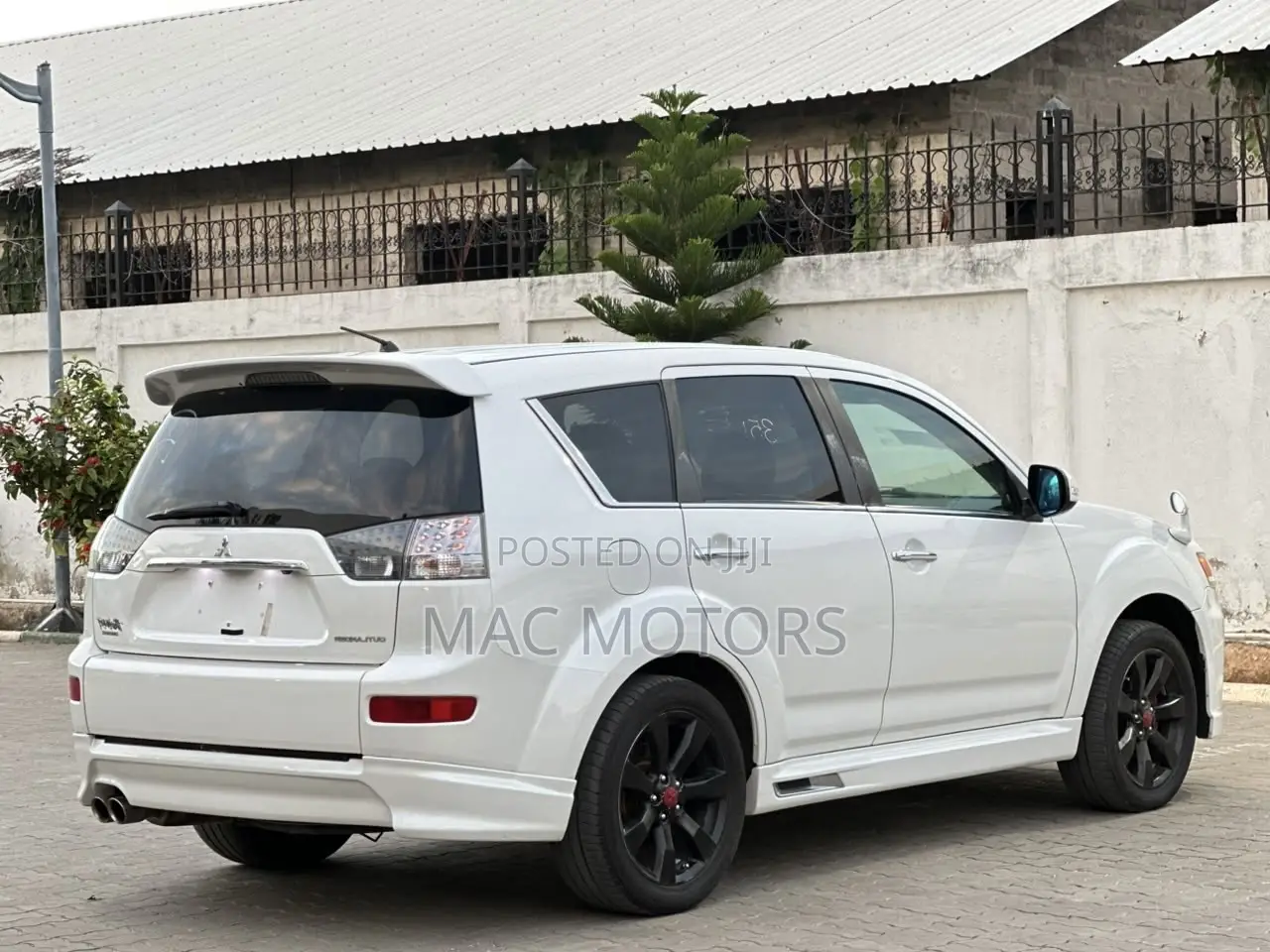 Mitsubishi Outlander 2011 White
