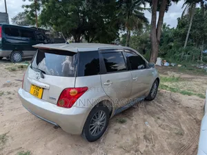 Toyota IST 2004 Silver