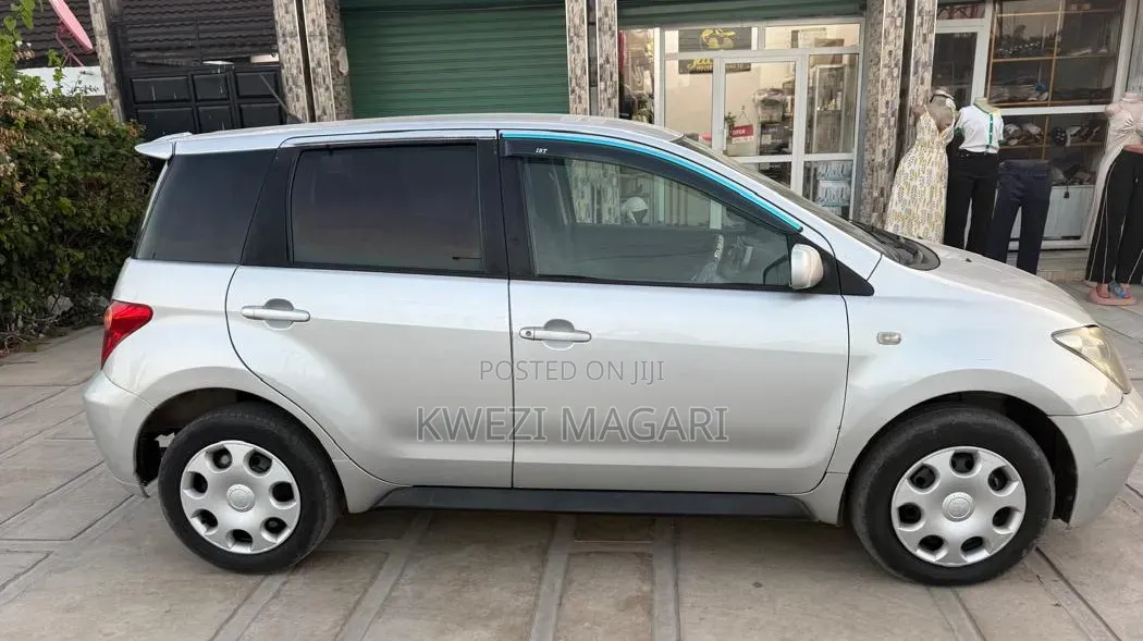 Toyota IST 2003 Silver