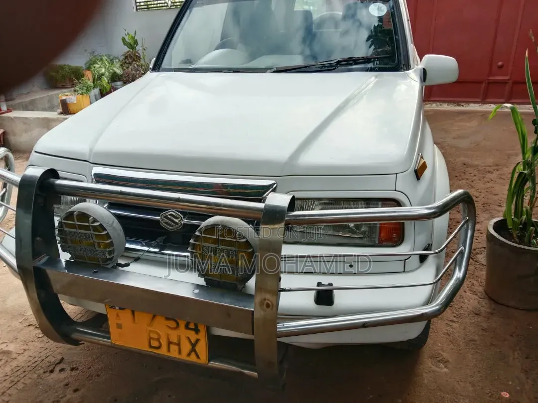 Suzuki Escudo 2002 White