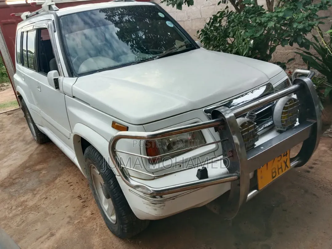 Suzuki Escudo 2002 White
