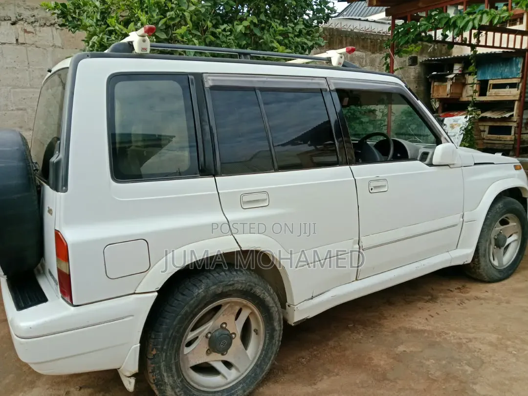 Suzuki Escudo 2002 White