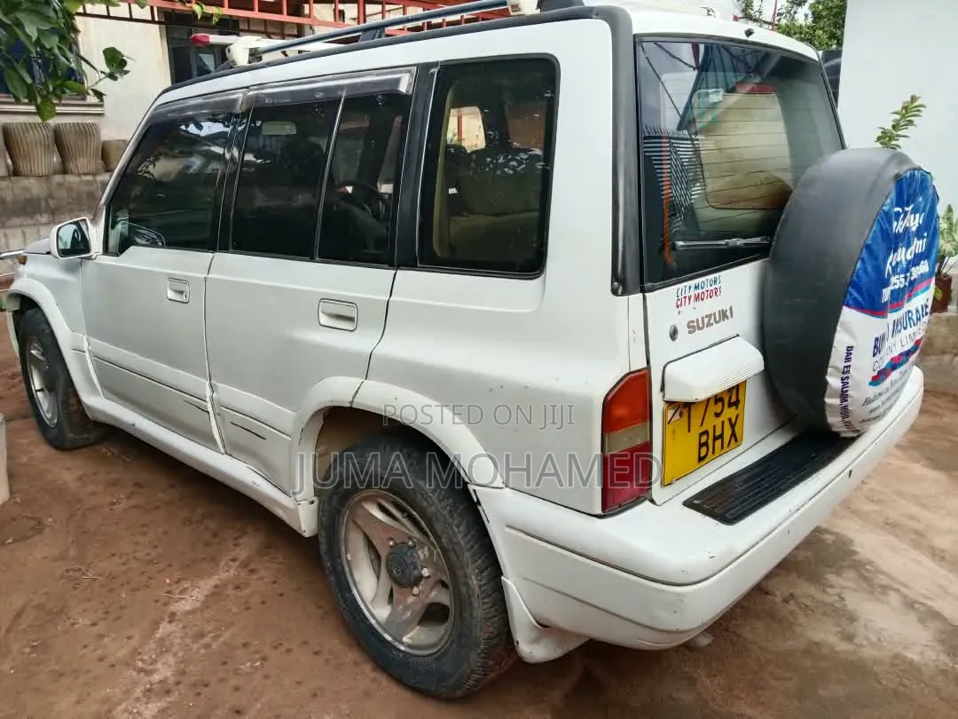 Suzuki Escudo 2002 White