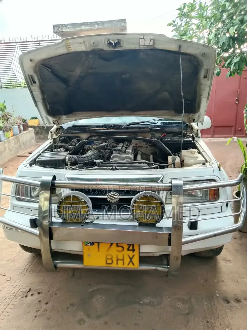 Suzuki Escudo 2002 White