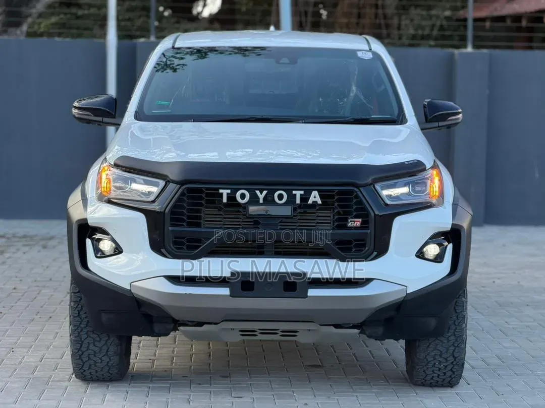 Toyota Hilux 2025 Pearl