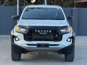Toyota Hilux 2025 Pearl