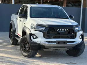 Toyota Hilux 2025 Pearl