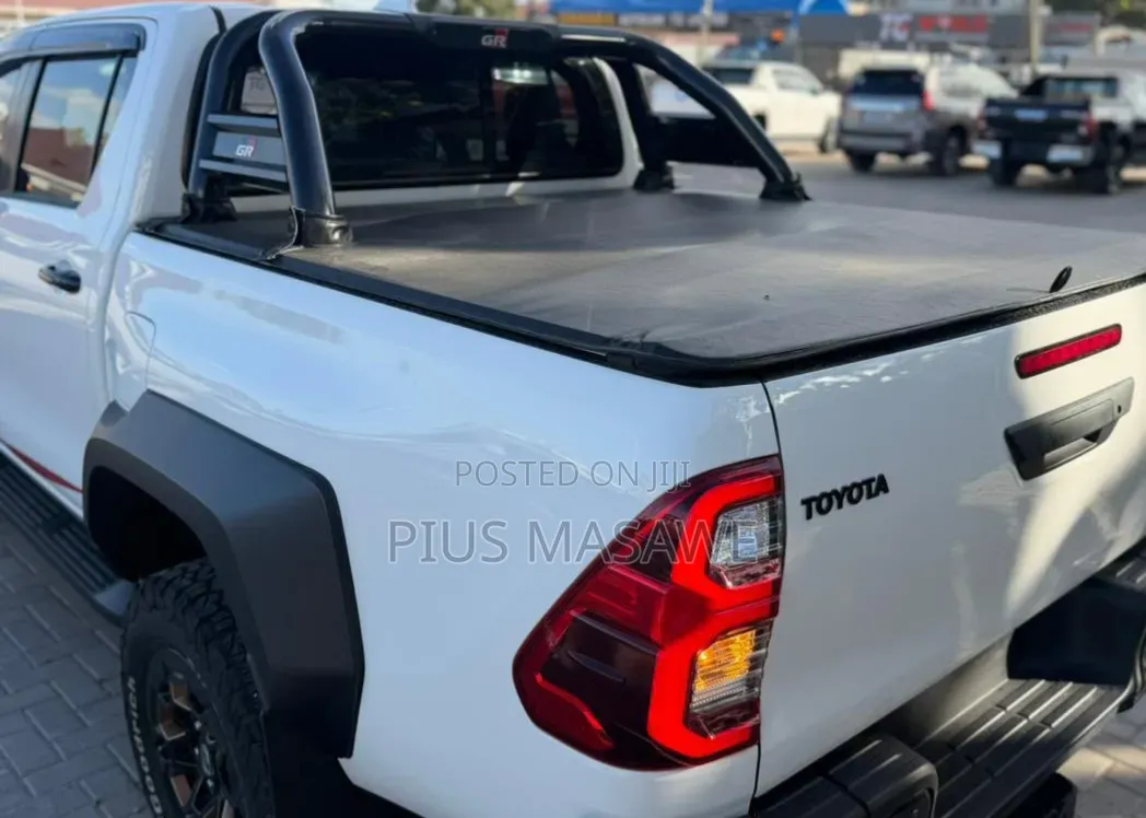 Toyota Hilux 2025 Pearl