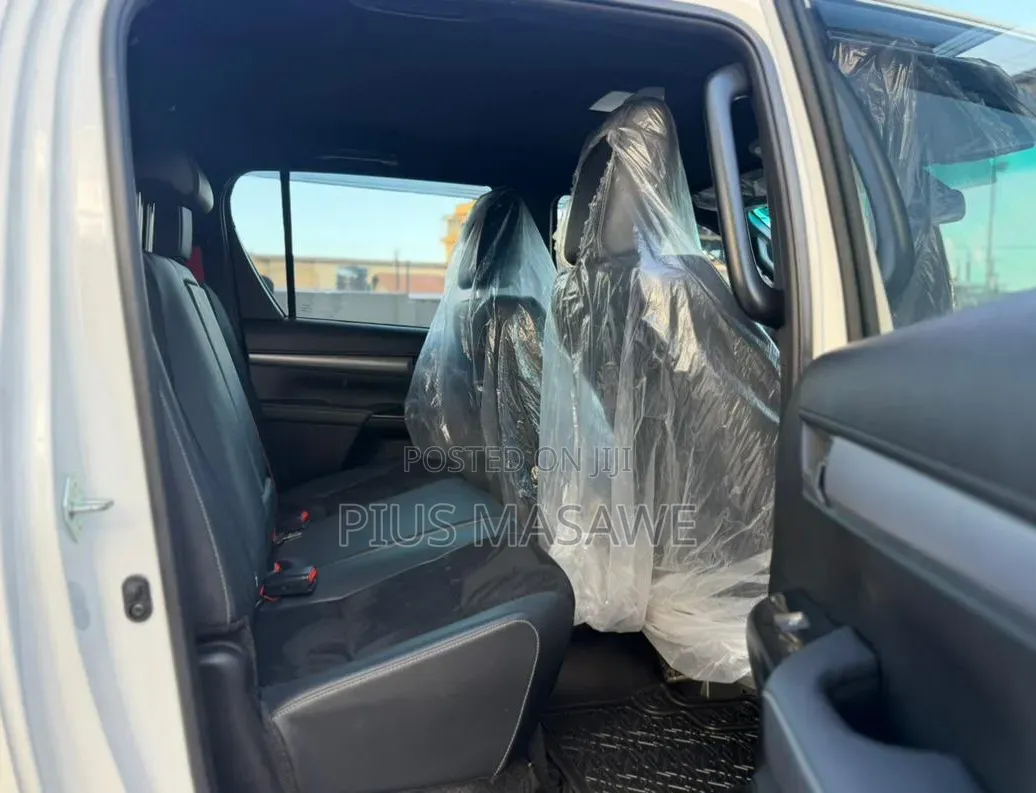 Toyota Hilux 2025 Pearl