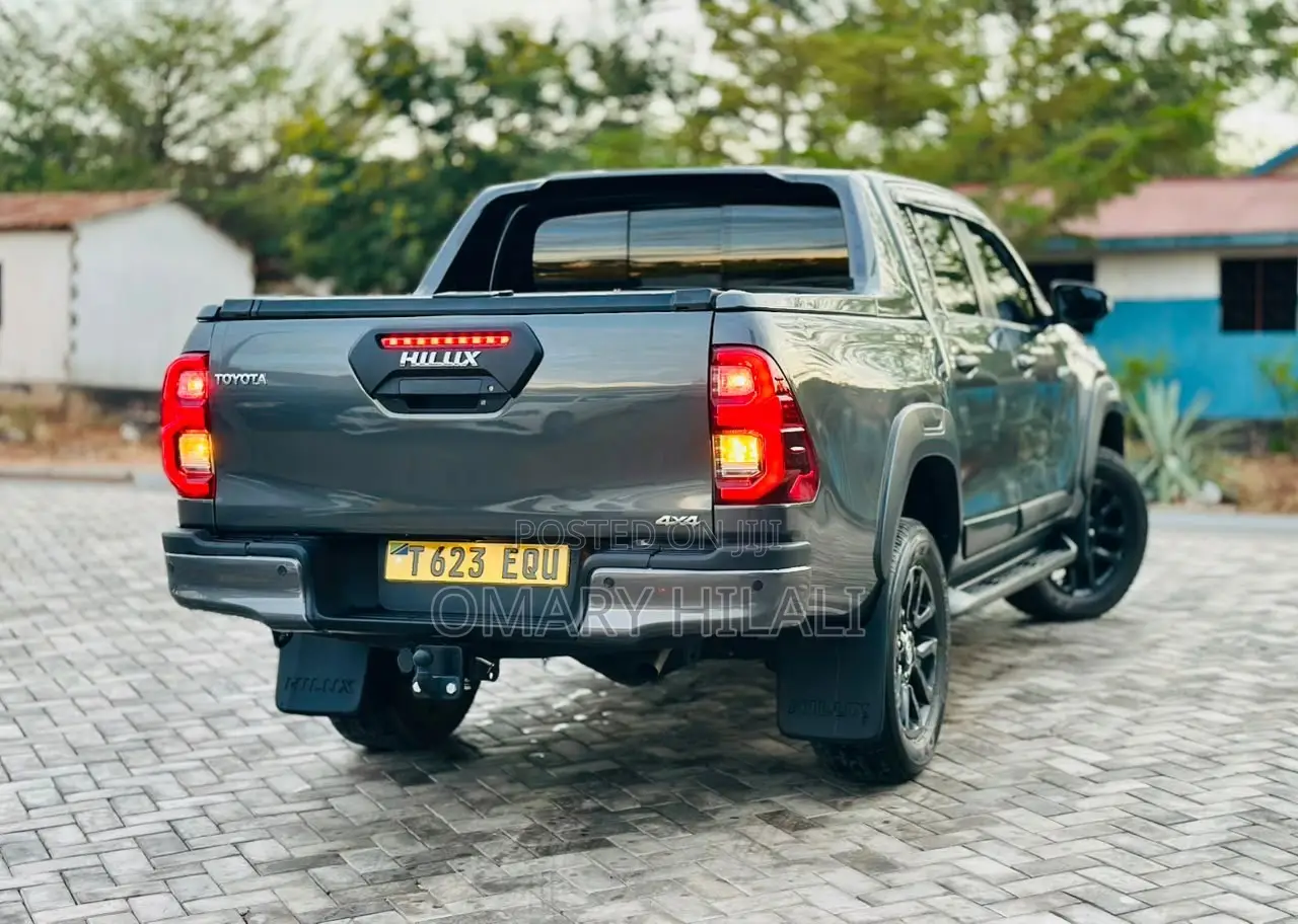 Toyota Hilux 2025 Gray